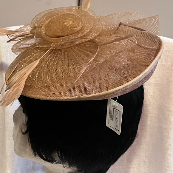 Camel Colored Ladies Feather Fascinator Head Covering. - Picture 6 of 7